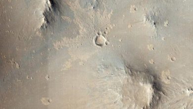 صورة ناسا تدرّب الذكاء الاصطناعي على اكتشاف الحفر الجديدة على المريخ
