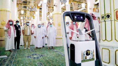 صورة تعقيم المسجد النبوي بجهاز الروبوت الذكي