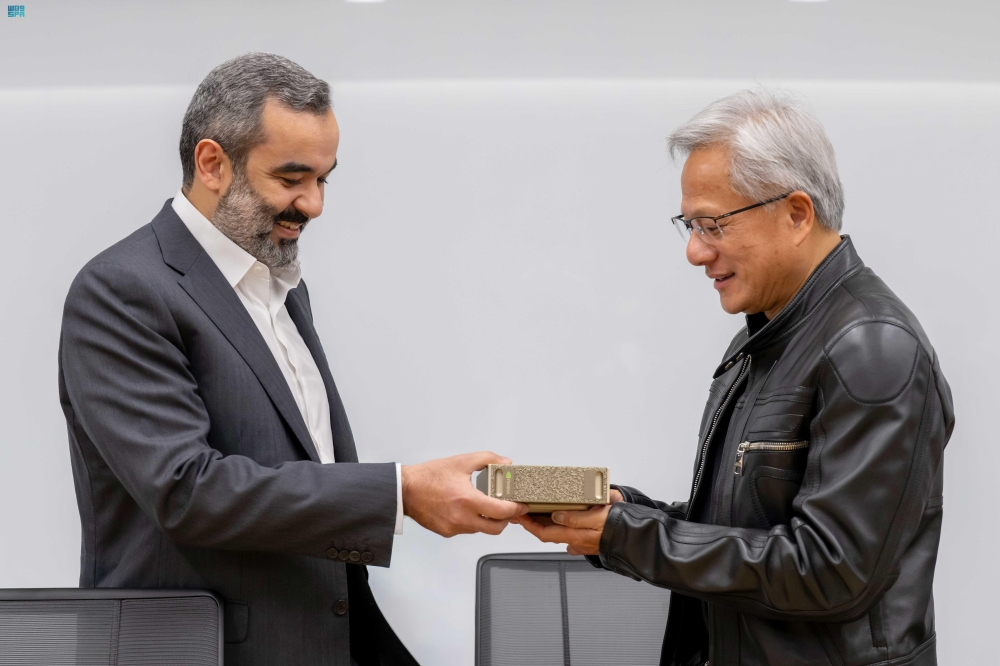 وزير الاتصالات يبحث مع رئيس “NVIDIA” تعزيز التعاون في تقنيات الذكاء الاصطناعي المتقدمة