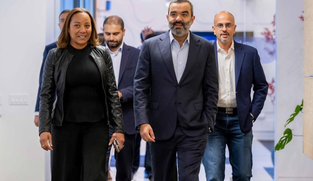 “السواحه” يبحث مع Waymo آفاق التعاون في تقنيات الذكاء الاصطناعي والقيادة الذاتية والتنقل الذكي