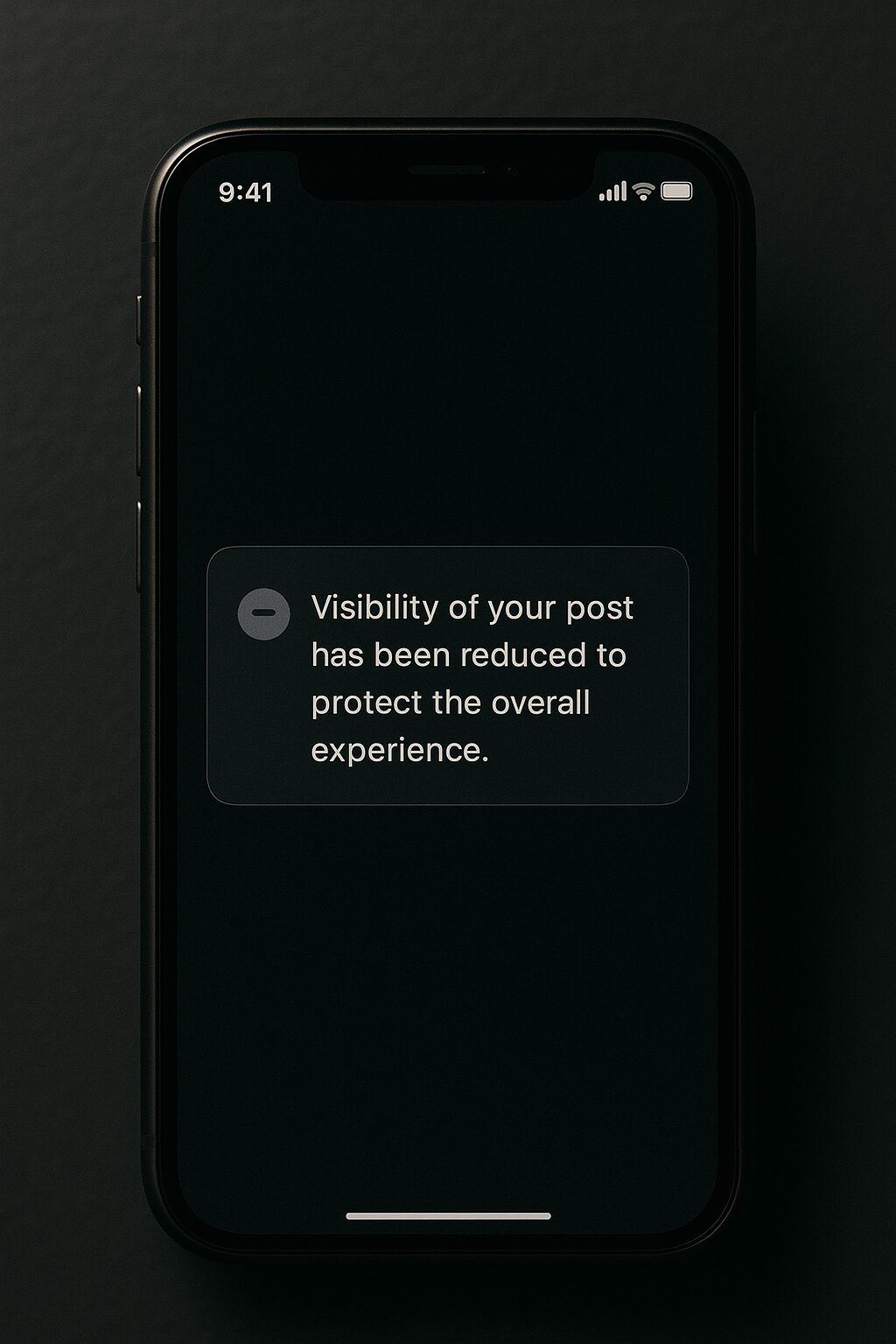 شاشة هاتف تُظهر إشعارًا خفيًا يقول “تم تقليل ظهور منشورك لحماية التجربة العامة”.
