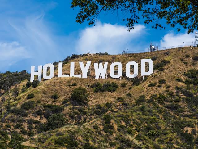 نجوم “هوليوود” يرفضون هيمنة الذكاء الاصطناعي على صناعة السينما