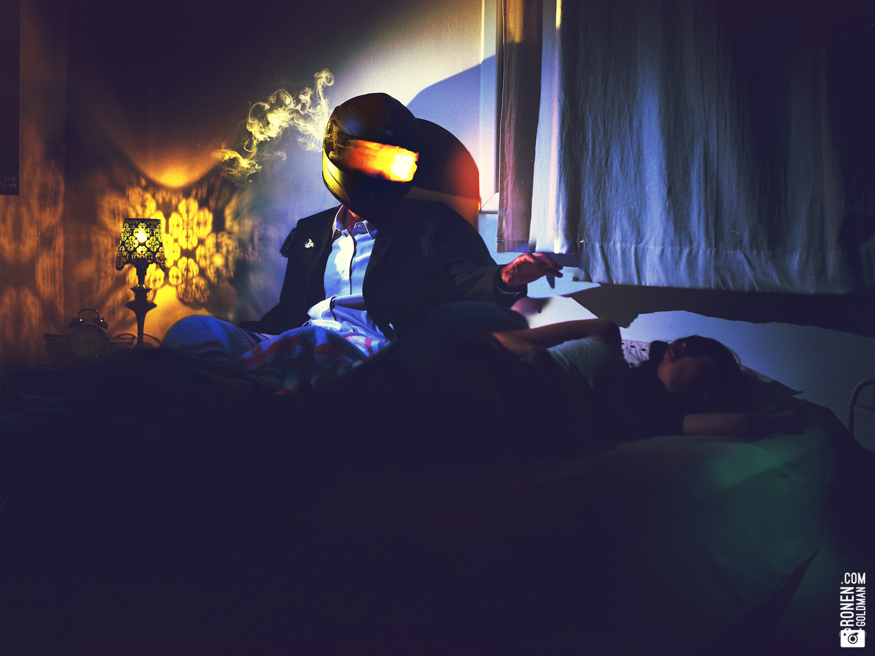 إنسان نائم تحيط به شاشات سيناريوهات رقمية بدل صور حلمية