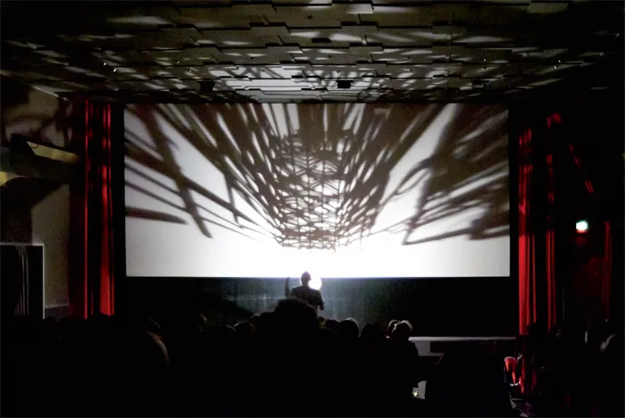 مخططات بيانات تحجب وجوه جمهور حقيقي يجلس في الظل