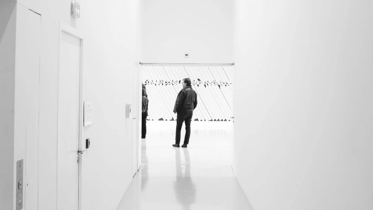 مساحة بيضاء وسط ضجيج إبداعي آلي كثيف