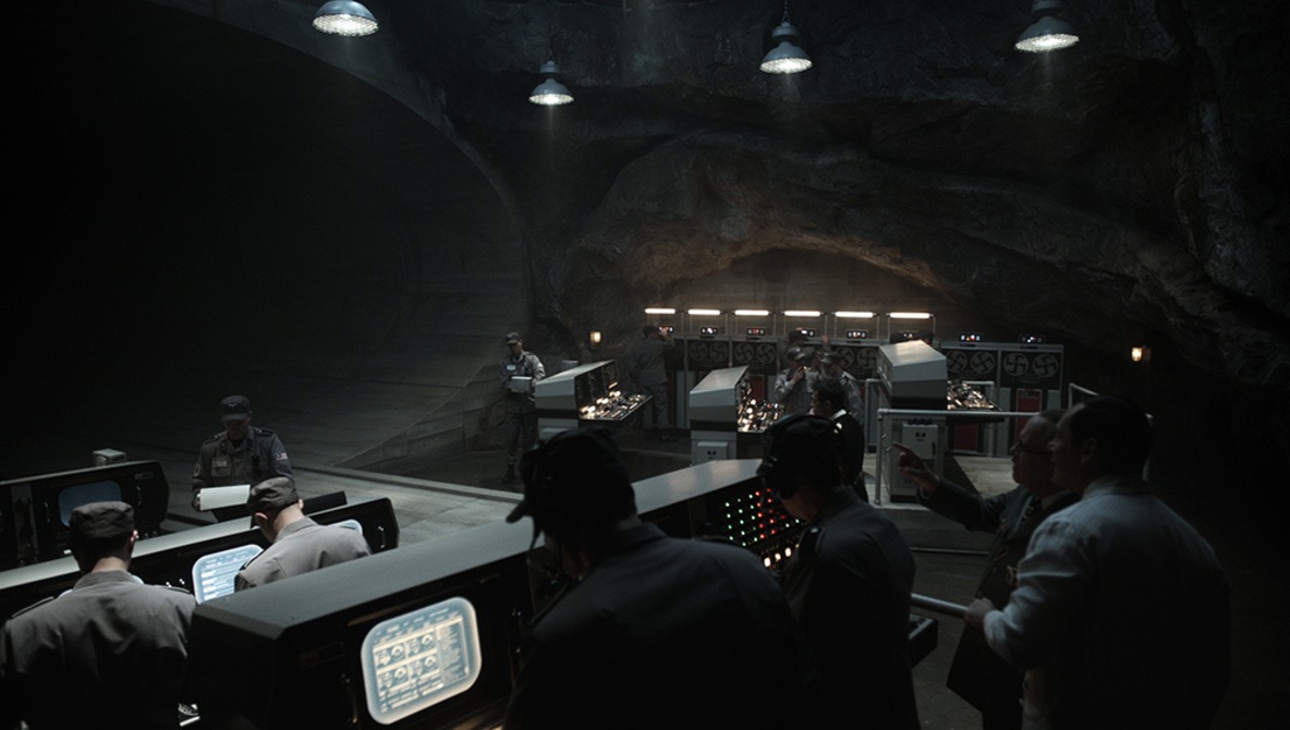 مسرح بلا تفاعل مباشر، تُدار إضاءته من غرفة تحكّم خوارزمية