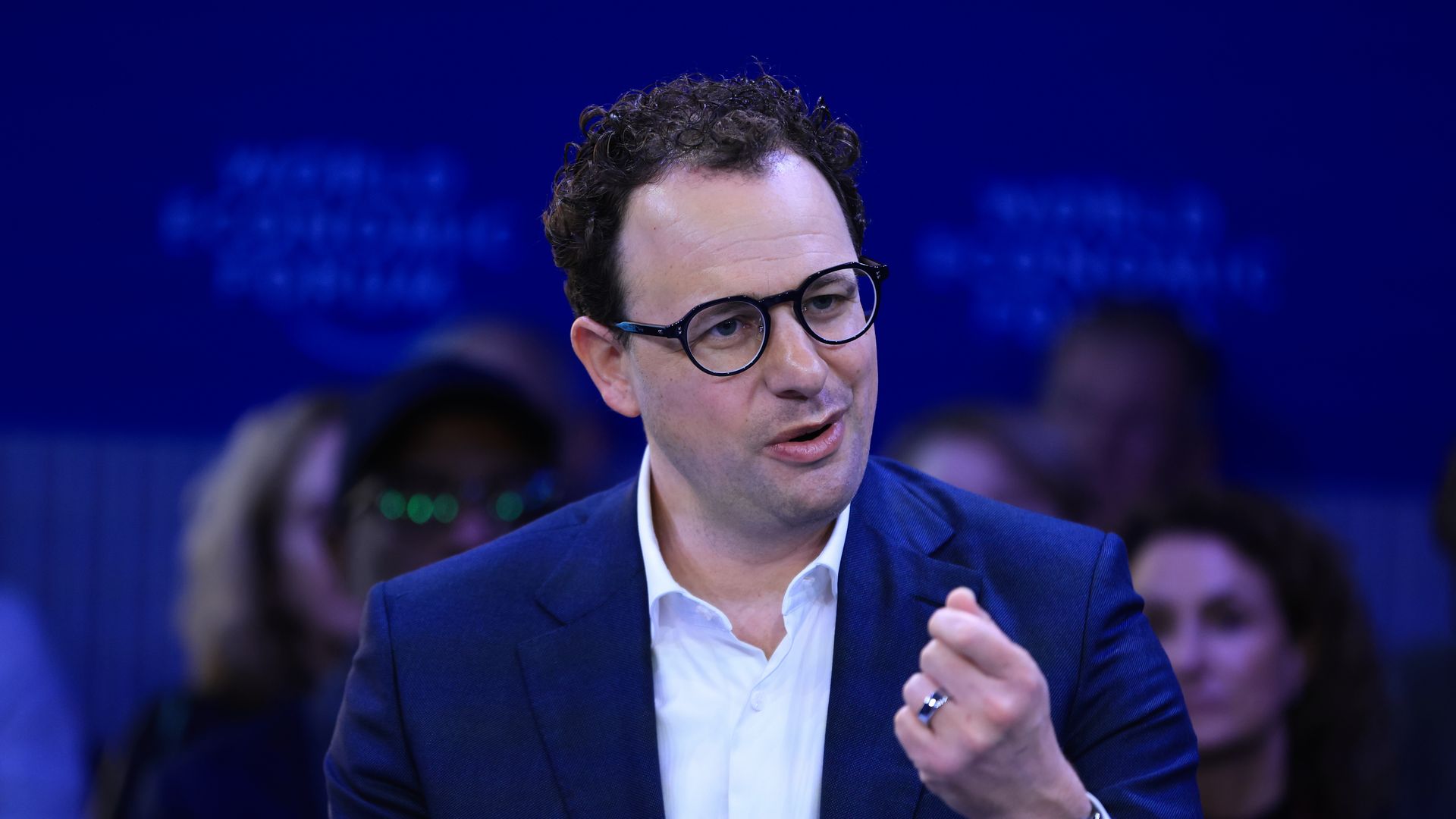 رئيس “Anthropic” يحذّر من تفوق وشيك للذكاء الاصطناعي على البشر