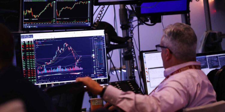 أسهم شركات البرمجيات تتراجع مع تصاعد قلق المستثمرين من زحف الذكاء الاصطناعي