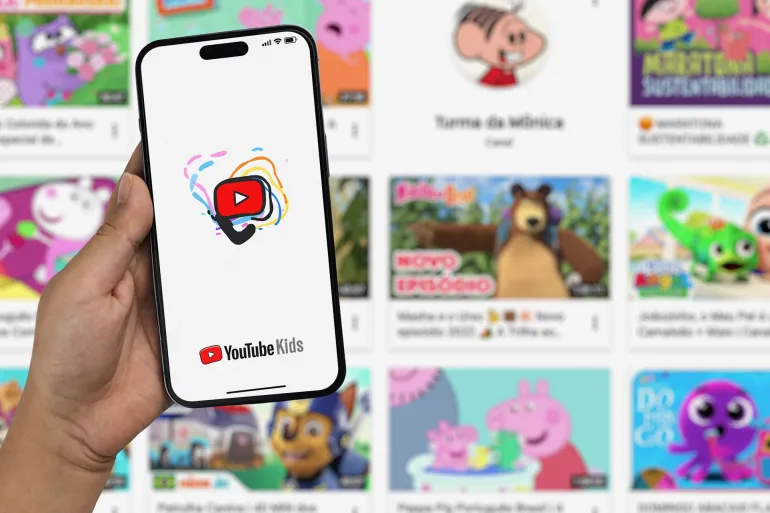تصاعد الاتهامات ضد خوارزميات يوتيوب بإغراق الأطفال في “نفايات رقمية” مولدة بالذكاء الاصطناعي